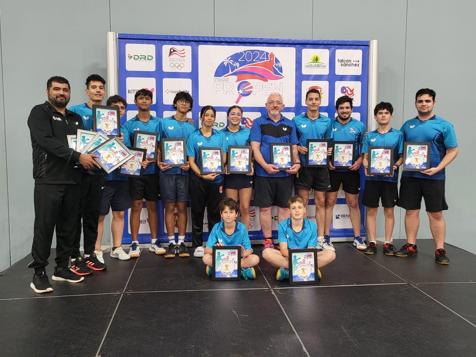 Coach David Bonilla with the team at the 2024 PR Open in Puerto Rico
